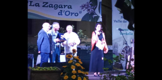 Gremita ieri 18 agosto 2024… piazza Fleming, a Sciglio, per la 30esima Sagra del verdello e la 28esima edizione del Premio nazionale ‘La Zagara d’Oro – Gilberto Idonea’: la manifestazione, promossa dal circolo culturale Salvatore Quasimodo presieduto dal rag. Giuseppe Giorgianni, è stata presentata dall’avv. Silvana Paratore