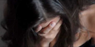 Un uomo di 35 anni, cittadino moldavo, è stato arrestato a Roma con l’accusa di violenza sessuale, sequestro di persona, rapina e lesioni personali ai danni della compagna