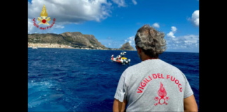 L’inchiesta al momento è a carico di ignoti per naufragio e omicidio colposo plurimo ma il procuratore di Termini Imerese, Ambrogio Cartosio, non nasconde la possibilità di “sviluppi imprevedibili“: la conferenza stampa convocata in Procura a distanza di sei giorni dal naufragio del ‘Bayesian’, costato la vita a sette persone tra cui il miliardario britannico Mike Lynch e la figlia Hannah, serve prima di tutto per rompere il muro di incomunicabilità tra inquirenti e stampa