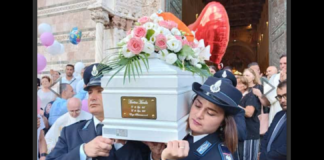 Un silenzio più eloquente di mille parole e un dolore che è di tutti: la cattedrale di Messina… gremita per l’ultimo saluto a Martina Merulla, la bambina morta tragicamente venerdì scorso in un incidente stradale… lo scorso 23 agosto sull’autostrada del Mediterraneo, qualche chilometro prima dello svincolo di Sala Consilina, nel Salernitano… l’auto sulla quale viaggiava con i genitori ed il fratellino è stata tamponata da una vettura… per la piccola Martina non c’è stato nulla da fare, è deceduta poco dopo l’arrivo all’ospedale di Polla dove era stata trasportata d’urgenza a bordo di un’ambulanza