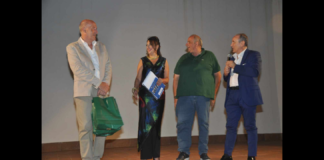 Gremita…, nelle ore scorse… la Villa Comunale di Rometta Marea per la serata evento “Storie di Italiani d’ America” promossa dall’Ass.ItaliAmerica con il patrocinio del Comune di Rometta- Assessorato allo Sport, Spettacolo e Turismo: a condurre la serata l’avv. Silvana Paratore che ha parlato di italianità sottolineando il significato del tricolore ed il valore dell’appartenenza nazionale