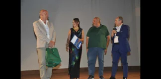 Gremita…, nelle ore scorse… la Villa Comunale di Rometta Marea per la serata evento “Storie di Italiani d’ America” promossa dall’Ass.ItaliAmerica con il patrocinio del Comune di Rometta- Assessorato allo Sport, Spettacolo e Turismo: a condurre la serata l’avv. Silvana Paratore che ha parlato di italianità sottolineando il significato del tricolore ed il valore dell’appartenenza nazionale