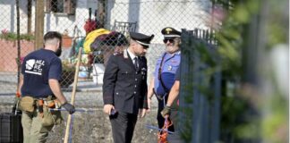 ‘Premeditazione o violenza improvvisa? Si muovono intorno a questo dualismo le indagini sull’omicidio di Sharon Verzeni, uccisa a coltellate in strada a Terno d’Isola tra il 29 e il 30 luglio, esattamente un mese fa: e se fino a poche ore fa le piste sembravano tutte condurre ad una persona che la 33enne conosceva (prima di morire lei al 118 dice «mi ha accoltellata», il killer invece utilizza vie di fuga e punti ciechi lungo il percorso intorno a via Castegnate), le ultime indiscrezioni sembrano aprire un nuovo orizzonte’