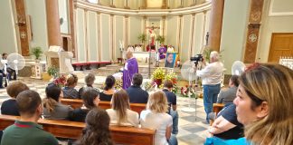 Dopo le 15.30 di oggi 23 settembre 2024…, la ‘Chiesa Santa Maria di Gesù a Provinciale’ in Messina è stata colma di persone giunte per tributare l’ultimo saluto a Christian Argurio, il dirigente sportivo messinese morto il 19 settembre scorso a soli 52 anni per i postumi di un infarto che lo ha colpito il 17 settembre mentre era a Novara dove da pochi mesi era divenuto direttore sportivo della locale Squadra di Calcio