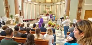 Dopo le 15.30 di oggi 23 settembre 2024…, la ‘Chiesa Santa Maria di Gesù a Provinciale’ in Messina è stata colma di persone giunte per tributare l’ultimo saluto a Christian Argurio, il dirigente sportivo messinese morto il 19 settembre scorso a soli 52 anni per i postumi di un infarto che lo ha colpito il 17 settembre mentre era a Novara dove da pochi mesi era divenuto direttore sportivo della locale Squadra di Calcio
