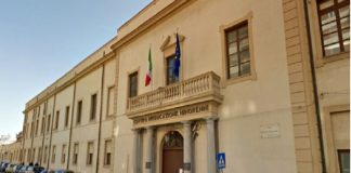 “Oggi siamo al Malaspina di Palermo per denunciare una situazione insostenibile che riguarda anche gli altri istituti di pena minorili dell’isola: Noi diciamo basta ai maggiorenni negli istituti di pena minorili, diciamo basta ai detenuti con problemi mentali nelle carceri, basta ai detenuti con problemi di tossicodipendenza rinchiusi nelle celle”