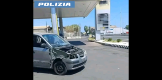 Una vettura priva di cofano, parafanghi e con il lunotto infranto ha attirato l’attenzione sui social per la sua apparente trovata “folkloristica”