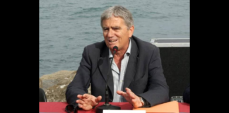 Sono trascorsi 14 anni dall’omicidio di Angelo Vassallo, il sindaco di Pollica (Salerno) ucciso il 5 settembre 2010 con nove colpi di pistola mentre tornava a casa: la dinamica del delitto suggerisce che Vassallo conoscesse il suo assassino, poiché sembra si fosse fermato volontariamente, forse per parlare con qualcuno