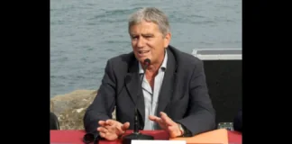 Sono trascorsi 14 anni dall’omicidio di Angelo Vassallo, il sindaco di Pollica (Salerno) ucciso il 5 settembre 2010 con nove colpi di pistola mentre tornava a casa: la dinamica del delitto suggerisce che Vassallo conoscesse il suo assassino, poiché sembra si fosse fermato volontariamente, forse per parlare con qualcuno