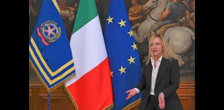 “Abbiamo appreso dalla stampa, e successivamente verificato, che le poliziotte e i poliziotti in servizio all’Ispettorato di PS Palazzo Chigi sono stati allontanati dal piano dove si trovano gli uffici della presidente del Consiglio Giorgia Meloni probabilmente per mancanza di ‘fiducia’ nei loro confronti: Meloni sul suo piano vorrebbe soltanto la scorta, ma non può essere lei a decidere chi e come deve garantire la propria sicurezza… si tratta di una cosa gravissima, mai accaduta in questi termini nella storia della nostra Repubblica… una vicenda che ha gettato nello sconforto i nostri colleghi che da sempre con dedizione e spirito istituzionale operano per la sicurezza di chi ha l’onere e l’onore di governare questo Paese”