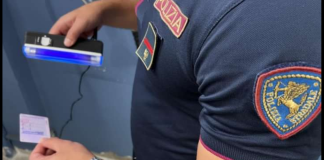 Guidava con una patente inglese falsa e non era la prima volta: si tratta di un uomo di nazionalità Srilankese di 39 anni, sorpreso la scorsa notte alla guida di un’autovettura di grossa cilindrata mentre, in compagnia di un connazionale, stava raggiungendo dalla Francia la città di Messina dove avrebbe trascorso un periodo di ferie