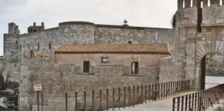 È previsto lo Spettacolo “Let’s st’ART. Una marcia a suon di danza e musica”, la marcia con circa 200 performer dell’Accademia d’Arte del Dramma Antico dell’INDA, allievi e allieve della Special Class della Peparini Academy in programma il 21 settembre dalle ore 19:00 a Ortigia presso il Ponte Umbertino (all’altezza della statua dedicata ad Archimede)