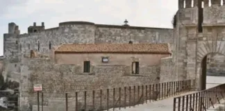 È previsto lo Spettacolo “Let’s st’ART. Una marcia a suon di danza e musica”, la marcia con circa 200 performer dell’Accademia d’Arte del Dramma Antico dell’INDA, allievi e allieve della Special Class della Peparini Academy in programma il 21 settembre dalle ore 19:00 a Ortigia presso il Ponte Umbertino (all’altezza della statua dedicata ad Archimede)