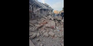 Una palazzina di due piani è crollata a Saviano, in provincia di Napoli, a seguito di una esplosione di gas gpl: secondo le prime informazioni sembrerebbe che l’esplosione sia avvenuta al secondo piano, nell’abitazione di una persona anziana… al primo piano viveva una famiglia di cinque persone… padre, madre e tre figli di 2, 4 e 6 anni