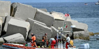 Una controversa querelle giudiziaria legata a risarcimenti milionari irrompe nella tragedia del Bayesian, lo yacht battente bandiera britannica colato a picco all’alba del 19 agosto di fronte al porto di Porticello, nel palermitano: un naufragio costato la vita a sette persone, tra cui il tycoon inglese Mike Lynch