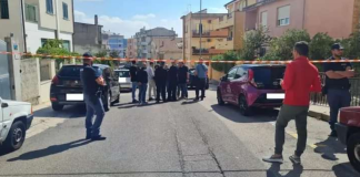 Strage all’alba di oggi, intorno alle ore 07.00 in via Ichnusa a Nuoro: l’operaio forestale Roberto Gleboni, 52 anni, ha sparato contro la sua famiglia, per poi proseguire con un vicino, nello stesso palazzo, e con l’anziana madre, in via Gonario Pinna