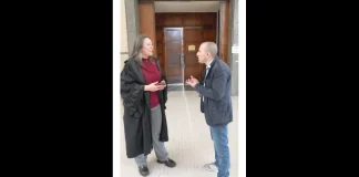 Catania – Si è svolta ieri l’udienza per la requisitoria del Sostituto Procuratore Generale Andrea Massimo Ursino nel complesso caso dei ripetuti abusi sessuali di gruppo sui tre figli di età compresa tra i 3 e i 7 anni nel periodo tra il 2014 e il 2018 a Francofonte, da parte di tre uomini e con la complicità e l’organizzazione della stessa madre dei piccoli