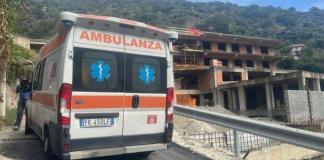 Un allarme è scattato poco dopo le 14 di oggi 25 settembre 2024…, quando è stato chiesto l’intervento dei soccorsi per un lavoratore impegnato in un cantiere per la costruzione di hotel con centro benessere sulla sponda sinistra del torrente: un operaio edile è rimasto gravemente ferito in un incidente avvenuto nel primo pomeriggio a Fiumedinisi