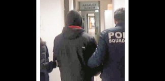 Quelli della Mobile sono piombati nel suo negozio di frutta e verdura e probabilmente lui non se lo aspettava affatto un blitz del genere, non aveva sistemato il “pezzo” che ancora possedeva chissà per quale motivo, o magari deteneva per conto di qualcuno