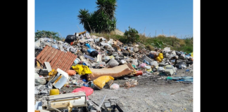 Gli agenti della Polizia municipale di Barcellona Pozzo di Gotto, insieme ai carabinieri della Stazione di Merì, hanno scoperto in un’area di contrada Camicia, ai margini del torrente Mela e in corrispondenza del viadotto autostradale, nell’alveo, in continuazione con i rifiuti scoperti in primavera, altri resti classificati come pericolosi per l’ambiente e la salute umana