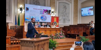 “Donarte 2024… Scienza e arte per raccontare il nobile gesto della donazione degli Organi: Sono trascorsi 30 anni dal tragico incidente che colpì Nicholas Green, il bimbo americano ucciso mentre era in vacanza in Italia lungo l’autostrada Salerno Reggio Calabria”