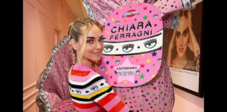 La Procura di Milano ha notificato l’avviso di conclusione delle indagini preliminari a Chiara Ferragni, indagata insieme a Fabio D’Amato, Alessandra Balocco e Francesco Cannillo per truffa continuata e aggravata: nel mirino della Guardia di Finanza, che ha svolto l’attività investigativa, sono in particolare finite le operazioni commerciali “Pandoro Balocco Pink Christmas, Limited Edition Chiara Ferragni”, (Natale 2022) e “Uova di Pasqua Chiara Ferragni – sosteniamo i Bambini delle Fate” (Pasqua 2021 e 2022)