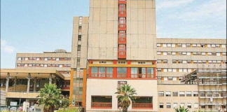 Il 66enne Gaetano Tommaso Bombaci, un infermiere in pensione, era ricoverato al Papardo dove nei giorni scorsi era stato sottoposto ad un intervento di cardiochirurgia, nella fattispecie by-pass e una sostituzione valvolare che si era resa necessaria…, Bombaci è deceduto quattro giorni dopo l’operazione lo scorso 20 settembre nel T.I.P.O, reparto di Terapia Intensiva Post Operatoria: l’inchiesta della Procura di Messina, affidata alla pm Anna Maria Arena, è partita dopo la denuncia presentata dai figli degli vittima, rappresentati dall’avvocato Giuseppe Giacoppo, sconvolti dalla improvvisa perdita del congiunto