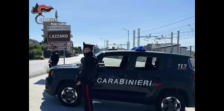 ‘Era sottoposta al “Divieto di avvicinamento con obbligo di mantenere la distanza di 200 metri dalla persona offesa e dalla sua abitazione” dal giugno 2023 ma nonostante questo è stata trovata vicino all’abitazione dell’uomo di cui si era invaghita e per questo è stata arrestata e posta ai domiciliari’