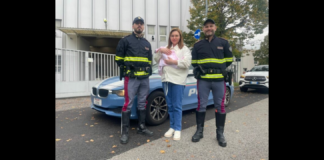 Parto assistito dai poliziotti della stradale di Milano stamattina alle 7.30 sull’A4 Milano-Venezia all’altezza di Monza: gli agenti sono stati allertati da una concitata telefonata del padre della puerpera, che la stava accompagnando in Svizzera da Verona alle prime avvisaglie di travaglio