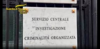 Nella mattinata odierna, 15 ottobre 2024, i militari del Servizio Centrale ICO e il Comando Provinciale della Guardia di Finanza di Catanzaro hanno dato esecuzione al Decreto di sequestro emesso dal Tribunale di Catanzaro – Sezione per l’applicazione delle Misure di Prevenzione, con cui è stato disposto il sequestro di nr. 3 società e relativi patrimoni aziendali, comprendenti numerosi autoveicoli, nr. 3 unità immobiliari e conti correnti, riconducibili ad un soggetto ipotizzato come contiguo alla cosca “Forastefano-Abbruzzese”, e che rientrerebbe nella categoria dei soggetti connotati da “pericolosità qualificata”, come previsto dal Decreto Legislativo n. 159/2011, in quanto indiziato di uno dei reati previsti dall’articolo 51, comma 3-bis, del codice di procedura penale