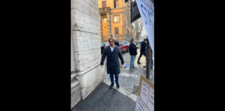 “Dopo l’assoluzione dello pseudo psicoterapeuta Foti è arrivata nei giorni scorsi anche quella dell’ex sindaco PD di Bibbiano Carletti assolto dai magistrati del Tribunale di Reggio Emilia: Quindi il sistema continuerà a proliferare sulla pelle delle famiglie più deboli e dei figli minori, in nome del supremo interesse del minore stabilito da servizi sociali e giudici minorili”