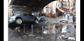 Arriva la pioggia a Catania e le vie che attraversano la città, da nord a sud, si trasformano in fiumi alimentati anche dall’acqua piovana che arriva dai paesi dell’Etna: come via Etnea, percorsa da un fiume piena, con l’acqua sopra i marciapiedi e uno scooter che galleggia e ‘viaggia’ verso piazza Duomo