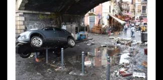 Arriva la pioggia a Catania e le vie che attraversano la città, da nord a sud, si trasformano in fiumi alimentati anche dall’acqua piovana che arriva dai paesi dell’Etna: come via Etnea, percorsa da un fiume piena, con l’acqua sopra i marciapiedi e uno scooter che galleggia e ‘viaggia’ verso piazza Duomo