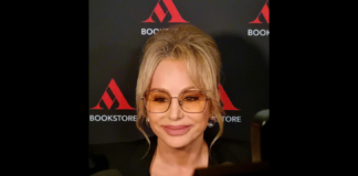 ‘La ressa è quella di qualche anno fa. Dell’era Berlusconi, Silvio. Il circo mediatico che lui, come forse nessun altro, sapeva e voleva accendere. Decine di telecamere, fotografi, direttori di testate, tutto lo stato maggiore di Forza Italia. Lei arriva in orario: alle 18.30 Marina Berlusconi fa capolino nella galleria Sordi, già Colonna, a due passi da palazzo Chigi. È arrivata da Milano per inaugurare la nuova libreria Mondadori, il gruppo di cui è presidente da venti anni. “Vuole parlare”, aveva fatto sapere l’ufficio stampa già da qualche giorno’