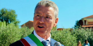 Sono dieci i provvedimenti di arresti domiciliari firmati dal gip di Frosinone Ida Logoluso nell’ambito dell’inchiesta The Good Lobby coordinata dall’ufficio di Roma della Procura Europea sul giro d’affari finanziati dal Pnrr: tra questi vi è anche il sindaco meloniano di Ceccano (Frosinone) Roberto Caligiore, che a luglio dello scorso anno, scrive l’Ansa, aveva denunciato pubblicamente di avere trovato sulla sua auto una microspia con la quale venivano intercettate le sue conversazioni