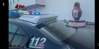 Nelle prime ore della mattina odierna, personale della Compagnia Carabinieri di Santo Stefano di Camastra ha dato esecuzione ad una ordinanza cautelare nei confronti di complessivi quattro soggetti; in particolare sono stati raggiunti da ordinanza degli arresti domiciliari due soggetti, entrambi residenti in S. Stefano di Camastra, padre e figlio, in quanto ritenuti gravemente indiziati di molteplici furti aggravati commessi in numerosi cimiteri della provincia di Messina e Palermo (nello specifico, i furti avevano avuto per oggetto, in modo sistematico, i pluviali di scolo in rame delle acque meteoriche, tutti asportati da numerose cappelle gentilizie esistenti in quei cimiteri); è stato raggiunto da ordinanza di applicazione dell’obbligo di dimora nel comune di residenza un altro soggetto, residente in Santo Stefano di Camastra, anch’egli ritenuto gravemente indiziato di tali furti aggravati; è stato raggiunto da ordinanza degli arresti domiciliari un ulteriore soggetto, residente in Palermo, ritenuto gravemente indiziato del delitto di ricettazione di tale materiale