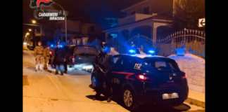 Alcuni colpi d’arma da fuoco sono stati esplosi nel pomeriggio di ieri 02 novembre 2024… alle 16.00 a Noto: le indagini sono condotte dai carabinieri che, stando ad una prima ricostruzione, ritengono che a premere il grilletto di una pistola, per ben 4 volte, sia stato un uomo a bordo di una macchina