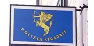 Nelle ore scorse…, vi è stato un lungo inseguimento sull’autostrada A1 da parte della Polizia di Stato: il tutto ha avuto inizio quando gli agenti della Sottosezione Polizia Stradale di Frosinone, all’altezza del casello di Colleferro in direzione sud, intimavano l’ALT ad un’autovettura Fiat Panda, la quale viaggiava a velocità elevata