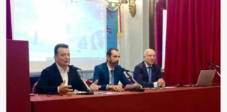 Il Comune di Messina ha ufficialmente costituito la Comunità Patrimoniale “Faro per i Forti dello Stretto”, un’iniziativa volta a valorizzare e riconoscere l’identità patrimoniale e culturale delle fortificazioni che caratterizzano le sponde dello Stretto di Messina: la cerimonia di costituzione, tenutasi nel prestigioso Salone degli Specchi della Città Metropolitana di Messina, ha visto la partecipazione del sindaco Federico Basile e dell’assessore alla Valorizzazione e Promozione del Patrimonio Fortificato di Messina, Enzo Caruso