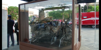 Questa mattina è stato…, un continuo pellegrinaggio davanti alla teca di Quarto Savona 15, simbolo della lotta alla mafia, esposta nella piazza di fronte al palazzo di giustizia di Messina: la teca, con i resti della Fiat Croma blindata saltata in aria nella strage di Capaci dove morirono il giudice Giovanni Falcone, la moglie e gli uomini della scorta, è arrivata a Messina nell’ambito del progetto itinerante “Dal Sangue Versato al Sangue Donato” una iniziativa di DonatoriNati della Polizia per ricordare le donne e gli uomini caduti in servizio e che hanno lasciato un segno indelebile nella nostra storia