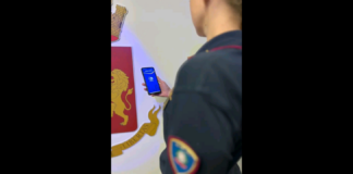 La loro attività avveniva alla luce del sole, convinti che nessuno se ne sarebbe accorto: invece, residenti e commercianti del quartiere Casilino di Roma, nelle ore scorse hanno deciso di agire e hanno segnalato i due spacciatori utilizzando l’applicazione “YouPol” della Polizia di Stato