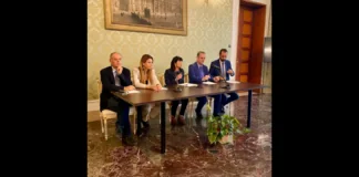 “Oggi l’on. Alessandro Battilocchio, presidente della Commissione parlamentare d’inchiesta sulle periferie, ha potuto vedere i risultati concreti dell’impegno contro le baraccopoli, reso possibile dai 100 milioni di euro stanziati nella scorsa legislatura”