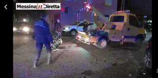 Prosegue sulle strade cittadine messinesi, la scia di sangue con il verificarsi di tragici episodi: nella serata di ieri è accaduto un incidente mortale a Messina Sud, sulla strada statale 114 al bivio di Santa Lucia sopra Contesse… due mezzi…, un’auto ed una moto si sono violentemente scontrati tra di loro in via Giorgio La Pira e ad avere la peggiore conseguenza è stato il centauro Eliseo Scarcella che purtroppo è deceduto