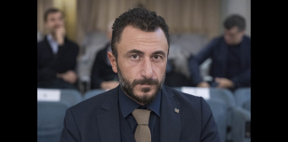 “Da una vicenda circoscritta si è creato un gossip mediatico enorme e la vicenda è diventata un feuilleton imbarazzante per tutti: Voglio chiarire che all’udienza preliminare tre capi d’imputazione sono caduti e c’è stata la sentenza a non luogo a procedere… il giudice, invece, ha pensato di approfondire la curiosa accusa di porto abusivo di armi nei confronti di un cittadino che ha regolare ‘porto d’armi’ tra l’altro per difesa“