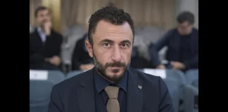 “Da una vicenda circoscritta si è creato un gossip mediatico enorme e la vicenda è diventata un feuilleton imbarazzante per tutti: Voglio chiarire che all’udienza preliminare tre capi d’imputazione sono caduti e c’è stata la sentenza a non luogo a procedere… il giudice, invece, ha pensato di approfondire la curiosa accusa di porto abusivo di armi nei confronti di un cittadino che ha regolare ‘porto d’armi’ tra l’altro per difesa“