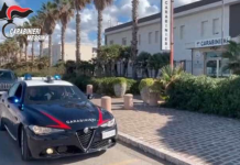 I Carabinieri della Compagnia di Sant’Agata di Militello hanno eseguito un’ordinanza di custodia cautelare agli arresti domiciliari nei confronti di un uomo già noto alle forze dell’ordine: il provvedimento è stato emesso dal G.I.P. del Tribunale di Patti su richiesta della Procura, nell’ambito di un’indagine avviata nell’ottobre 2024