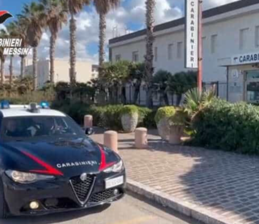 I Carabinieri della Compagnia di Sant’Agata di Militello hanno eseguito un’ordinanza di custodia cautelare agli arresti domiciliari nei confronti di un uomo già noto alle forze dell’ordine: il provvedimento è stato emesso dal G.I.P. del Tribunale di Patti su richiesta della Procura, nell’ambito di un’indagine avviata nell’ottobre 2024