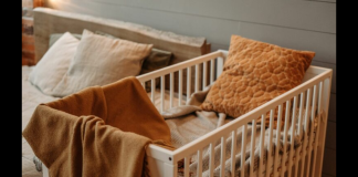 È tornato a casa dal lavoro e si è trovato di fronte una scena terribile: il corpicino di sua figlia di 10 mesi annegata nella vasca da bagno e la madre e compagna riversa per terra coperta di sangue… il 36enne Antonio Parriello ha tentato con tutte le forze di rianimare Perla, la sua bambina, ma nulla ha potuto, se non allertare Carabinieri e 118… è successo oggi a Nole Canavese, vicino Torino