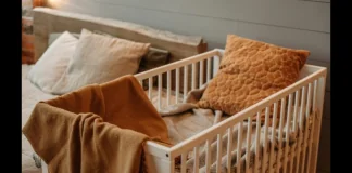 È tornato a casa dal lavoro e si è trovato di fronte una scena terribile: il corpicino di sua figlia di 10 mesi annegata nella vasca da bagno e la madre e compagna riversa per terra coperta di sangue… il 36enne Antonio Parriello ha tentato con tutte le forze di rianimare Perla, la sua bambina, ma nulla ha potuto, se non allertare Carabinieri e 118… è successo oggi a Nole Canavese, vicino Torino