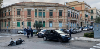 Un ulteriore incidente stradale…, è avvenuto nella odierna mattinata a Messina, città nella quale si sono scontrati uno scooter e una vettura Citroen di colore nero